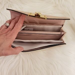 Michael Kors Bags - Nwts Michael Kors Kinsley wallet Michael Kors Bags - Nwts Michael Kors Kinsley wallet